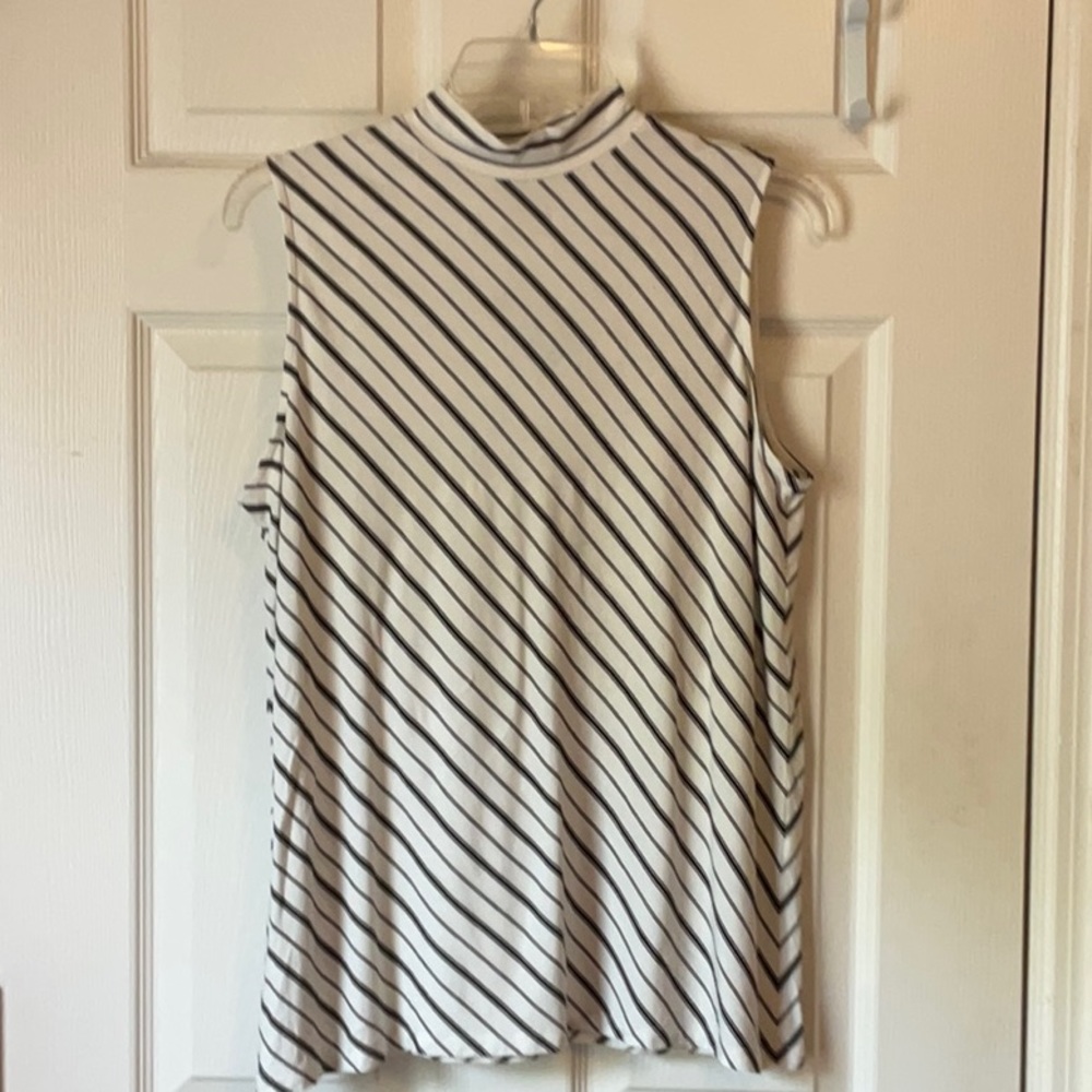 Chico’s Women’s Black & White Diagonal Mock Neck Sleeveless Top Size 2 (Medium)